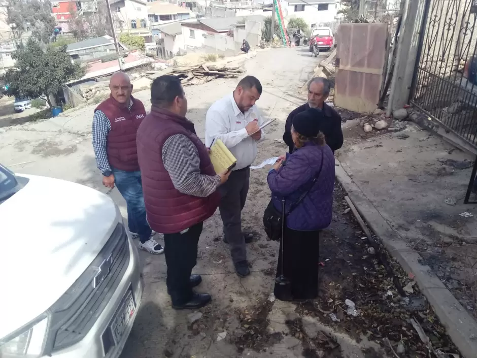 Atiende presidente municipal Ismael Burgue�o a ciudadanos afectados por el incendio en Cumbres del Rub�