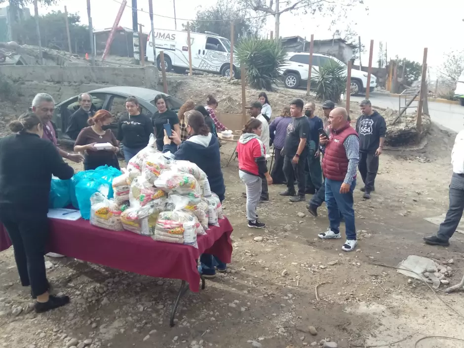 Atiende presidente municipal Ismael Burgue�o a ciudadanos afectados por el incendio en Cumbres del Rub�
