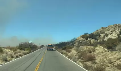 Llaman Bomberos de Ensenada a evitar transitar por carretera a Valle de la Trini