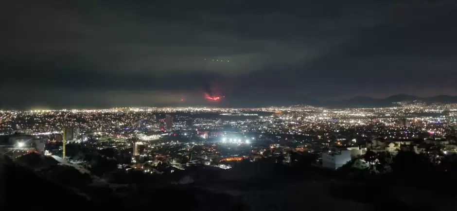 Contin�a incendio en San Diego y obliga a nuevas evacuaciones