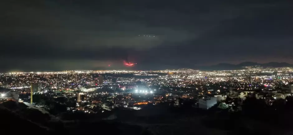 Contin�a incendio en San Diego y obliga a nuevas evacuaciones