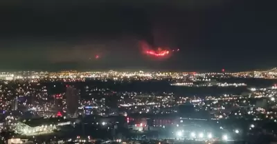 Contin�a incendio en San Diego y obliga a nuevas evacuaciones