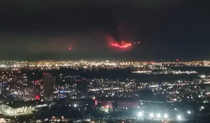 Contin�a incendio en San Diego y obliga a nuevas evacuaciones