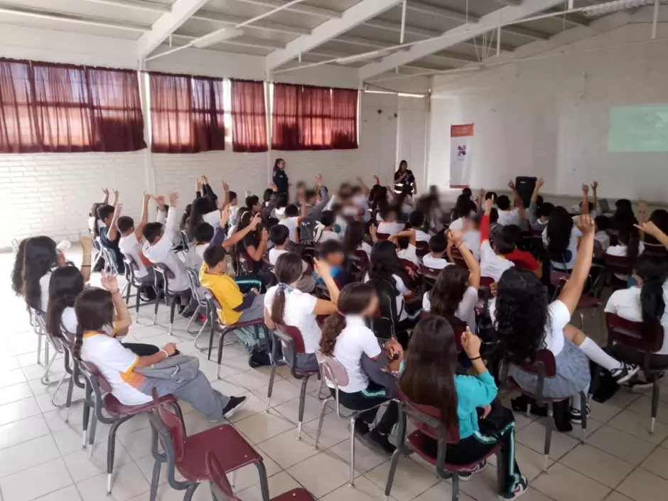 Personal de la SSP Sonora acude a escuelas para orientar a las y los alumnos sobre los da�os que provoca el uso de cigarrillos electr�nicos.