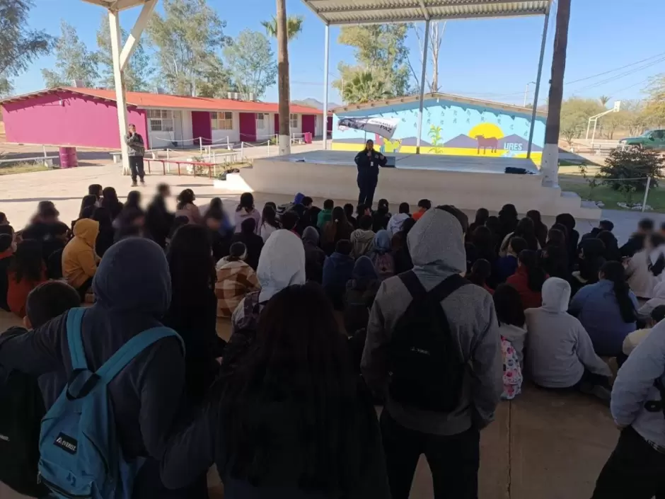 Personal de la SSP Sonora acude a escuelas para orientar a las y los alumnos sobre los da�os que provoca el uso de cigarrillos electr�nicos.