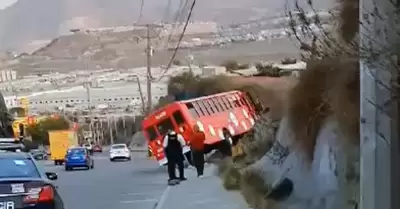 Autob�s sin frenos se impacta contra un cerro en el Bulevar 2000