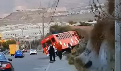 Autob�s sin frenos se impacta contra un cerro en el Bulevar 2000