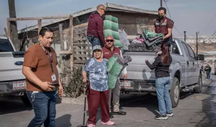 Entregan apoyos sociales a damnificados por incendios