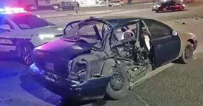 Choque en la entrada del fraccionamiento Ar�ndanos