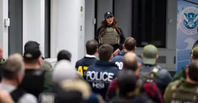 Kristi Noem, secretaria de Seguridad Nacional, encabez� la redada contra migrant
