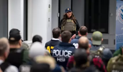 Kristi Noem, secretaria de Seguridad Nacional, encabez� la redada contra migrant