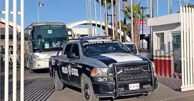 Cami�n con deportados saliendo por la garita de Nogales