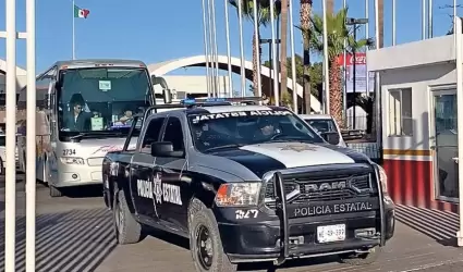 Cami�n con deportados saliendo por la garita de Nogales