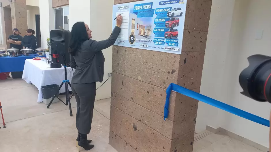 Llenado simb�lico del primer boleto del pr�ximo Sorteo Unison