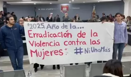 Irrumpen en Cabildo para exigir a regidor acusado de violencia sexual se separe 