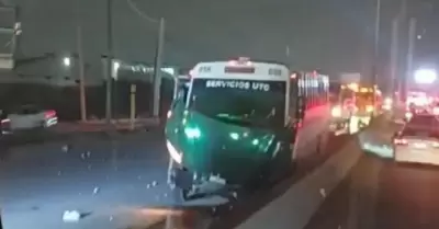 Autob�s de transporte de personal choca en obras de la Garita Otay II