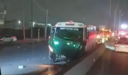 Autob�s de transporte de personal choca en obras de la Garita Otay II