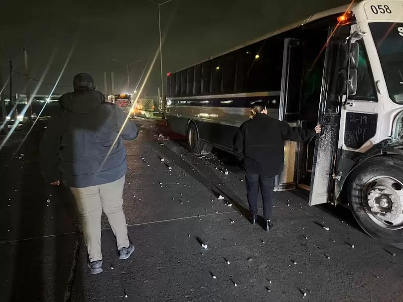 Autob�s de transporte de personal choca en obras de la Garita Otay II