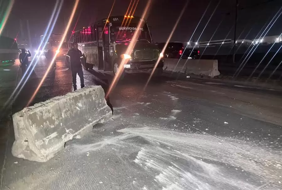 Autob�s de transporte de personal choca en obras de la Garita Otay II