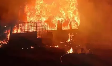 Camionetas con huachicol, se incendian en Hidalgo