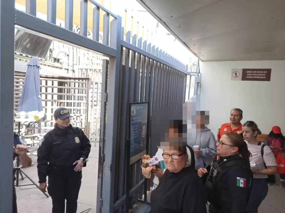 Agentes de la polic�a municipal re�nen a mujer estadounidense con su familia en garita de zona centro