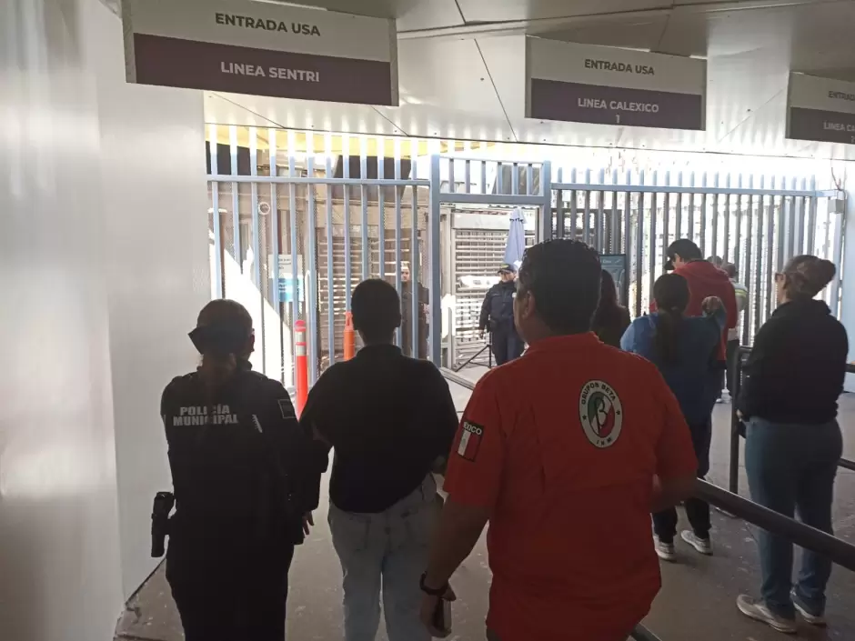 Agentes de la polic�a municipal re�nen a mujer estadounidense con su familia en garita de zona centro