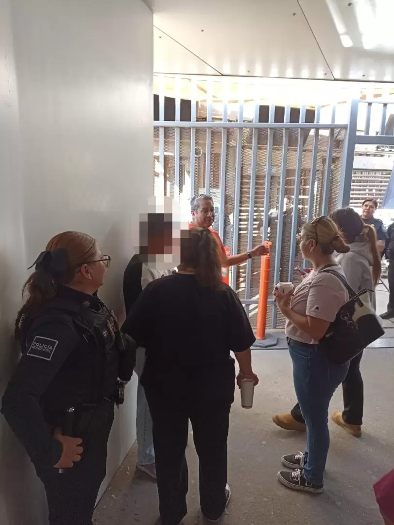 Agentes de la polic�a municipal re�nen a mujer estadounidense con su familia en garita de zona centro