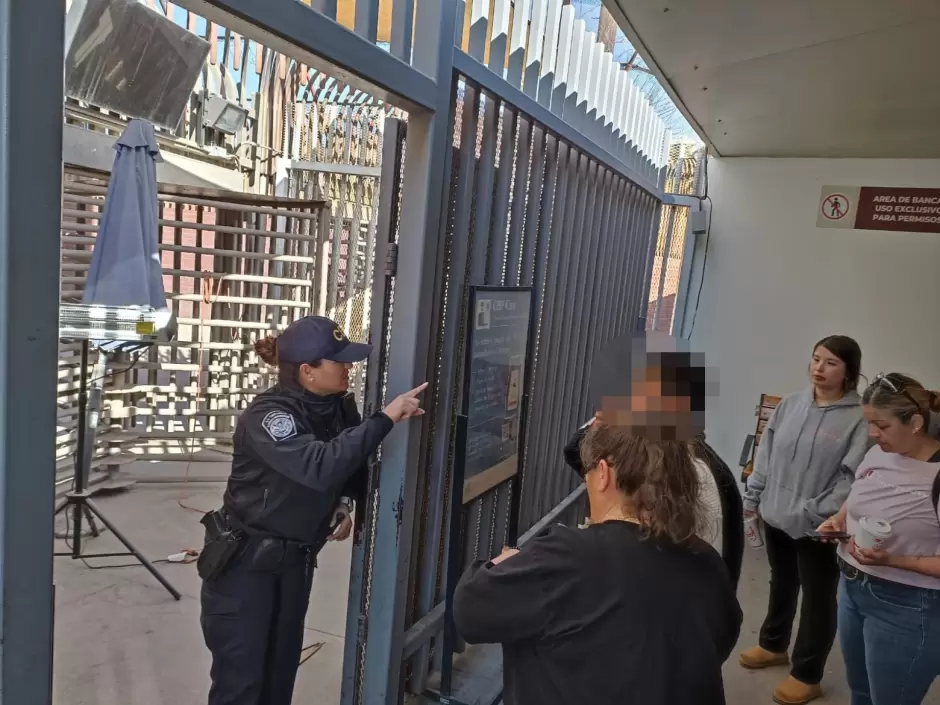 Agentes de la polic�a municipal re�nen a mujer estadounidense con su familia en garita de zona centro