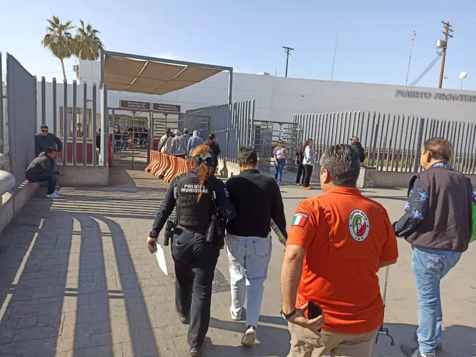Agentes de la polic�a municipal re�nen a mujer estadounidense con su familia en garita de zona centro