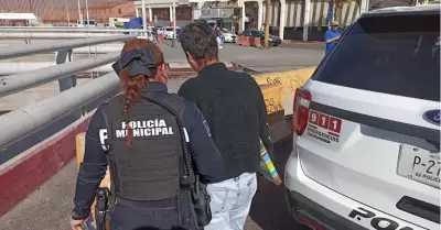 Agentes de la polic�a municipal re�nen a mujer estadounidense con su familia en 