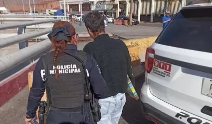 Agentes de la polic�a municipal re�nen a mujer estadounidense con su familia en 