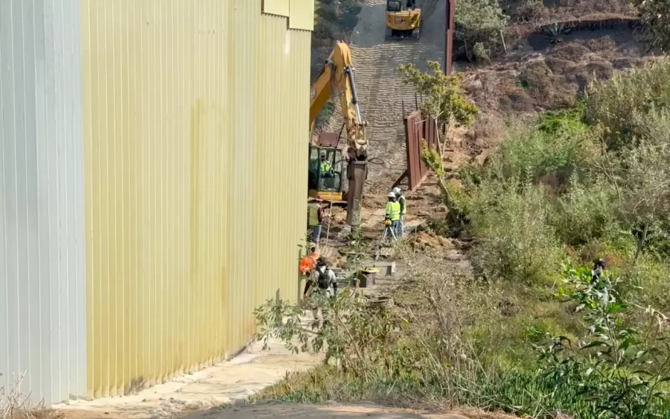 Reanudan construcci�n del muro fronterizo en Playas de Tijuana