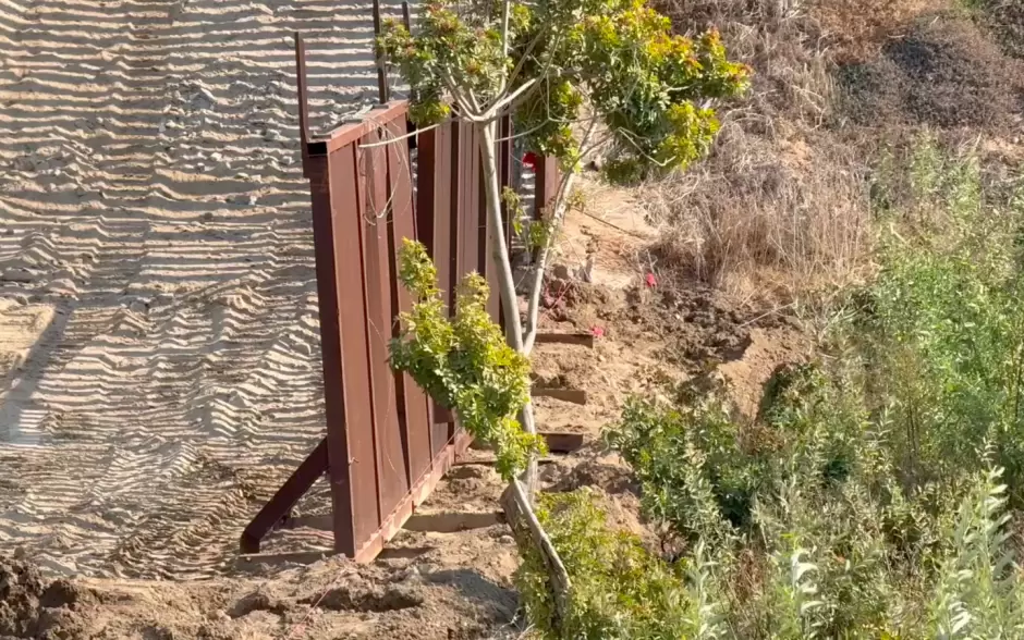 Reanudan construcci�n del muro fronterizo en Playas de Tijuana