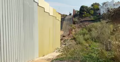 Reanudan construcci�n del muro fronterizo en Playas de Tijuana
