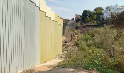 Reanudan construcci�n del muro fronterizo en Playas de Tijuana