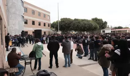 Gobierno de Roc�o Adame ofrece concierto "Besos Eternos" a estudiantes de Rosari