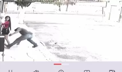 Hombre muerde gl�teo a joven