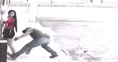 Hombre muerde gl�teo