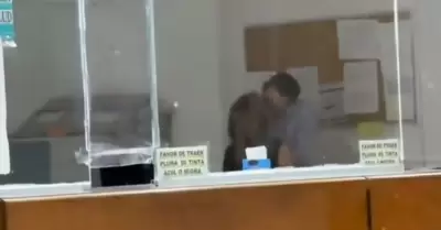 Trabajadores bes�ndose IMSS