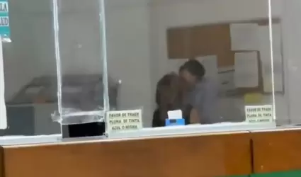 Trabajadores bes�ndose IMSS