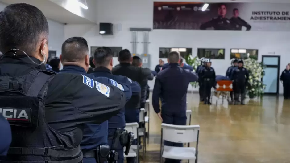 Oficial Flores Mungu�a Efra�n es despedido por familia y hermanos de sangre azul