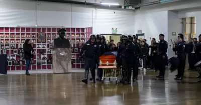 Oficial Flores Mungu�a Efra�n es despedido por familia y hermanos de sangre azul