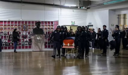 Oficial Flores Mungu�a Efra�n es despedido por familia y hermanos de sangre azul