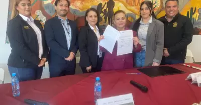 Firman convenio acad�mico DIF e INUE Universidad