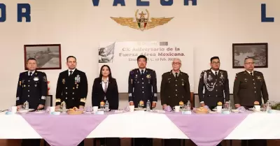 Felicita Claudia Agat�n a la Fuerza A�rea Mexicana por su 110 aniversario