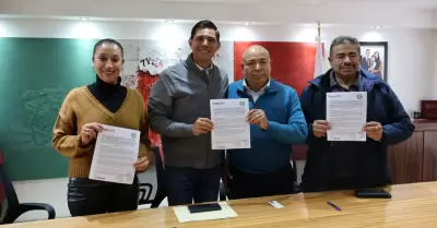Firma convenio Rom�n Cota con centro universitario