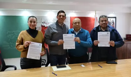 Firma convenio Rom�n Cota con centro universitario