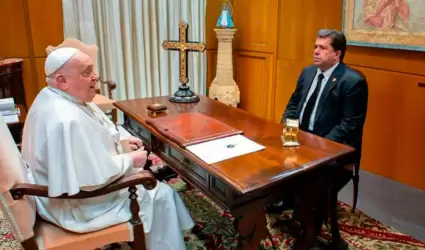 Se re�ne el diputado Pedro Haces con el papa Francisco