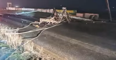 Accidente vehicular derriba cuatro postes en la carretera Tijuana-Tecate