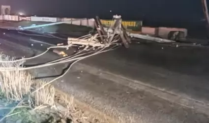 Accidente vehicular derriba cuatro postes en la carretera Tijuana-Tecate
